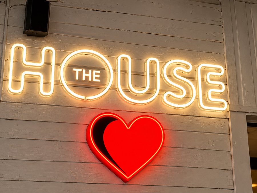 THE HOUSE – šviečianti iškaba