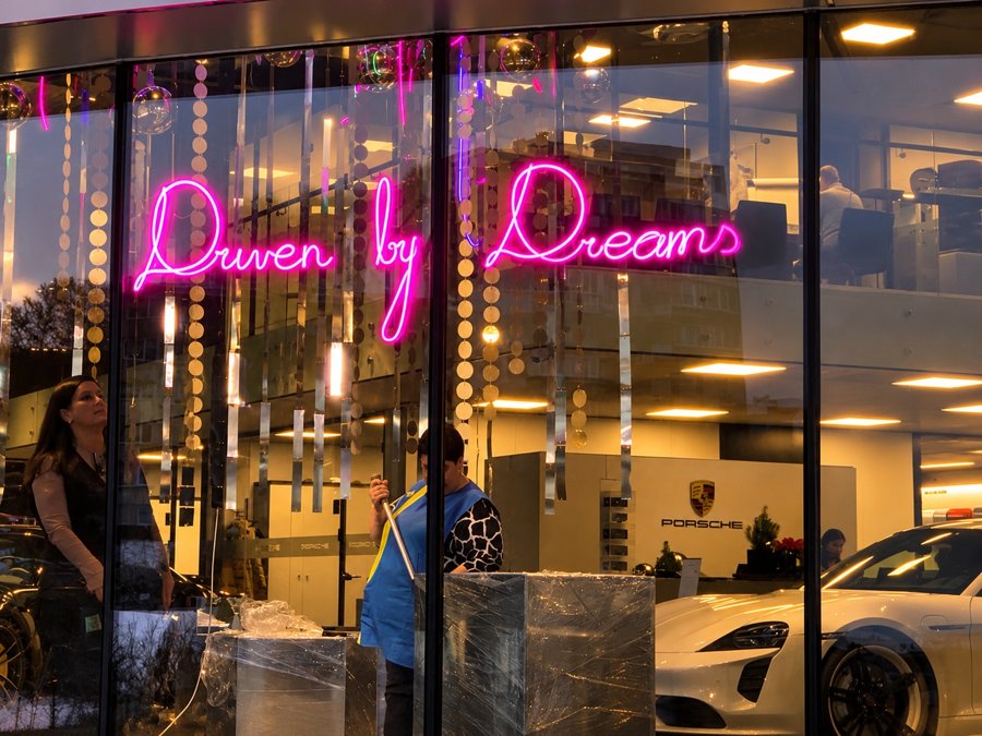 Driven by Dreams – šviečianti iškaba