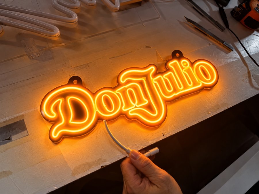 Don Julio – šviečianti iškaba