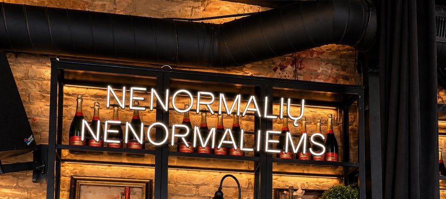 Neonormalu – šviečianti iškaba