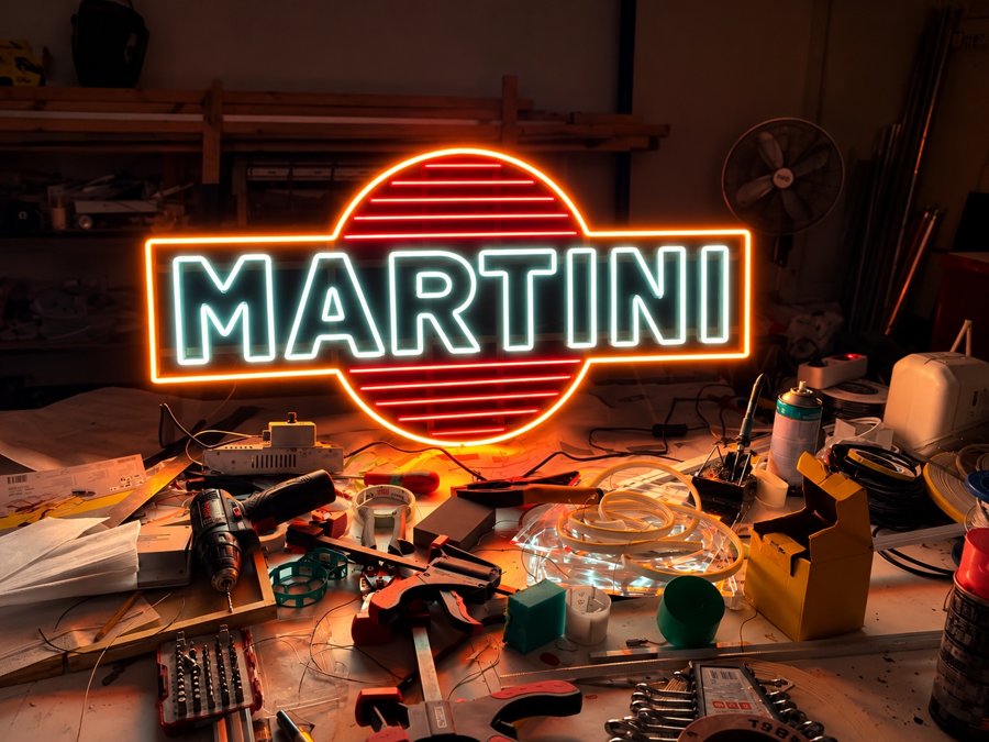 Martini – šviečianti iškaba